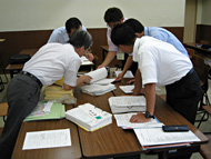 写真：分類作業中のグループ